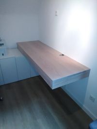 Schwebender Holz-Schreibtisch