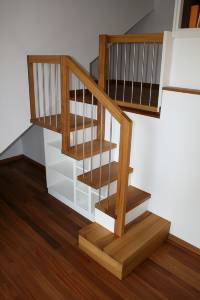 Holztreppe mit integriertem Stauraum