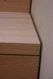 Holztreppe auf Beton in Roteiche - Detail